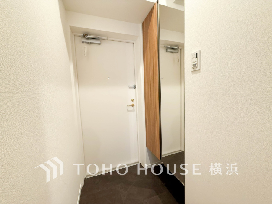 玄関には、お出かけ前の身だしなみチェックに便利な大型のミラーのついたシューズボックスを設置。
