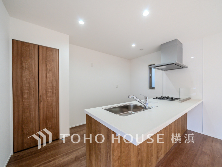 スタイリッシュなペニンシュラキッチンを採用。開放的なスペースでお料理をしながら会話も弾みます。
