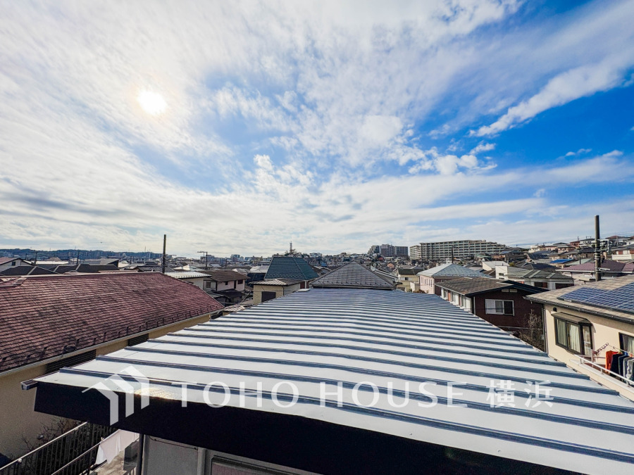 手を伸ばせば、ふれることが出来そうな環境が、そのままインテリアになったような印象です。その豊かな眺望にふさわしい空間には、通風・採光にも優れ、心地よい光と風があふれています。