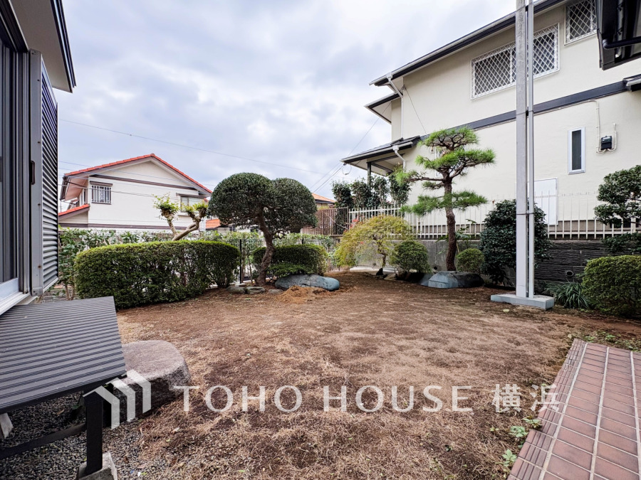 庭付き戸建という名にふさしいほどゆったりとしたお庭です。これだけの大きさがあれば花壇、お子様の遊び場やガーデニング等、自由自在にお楽しみ頂けることと思います。