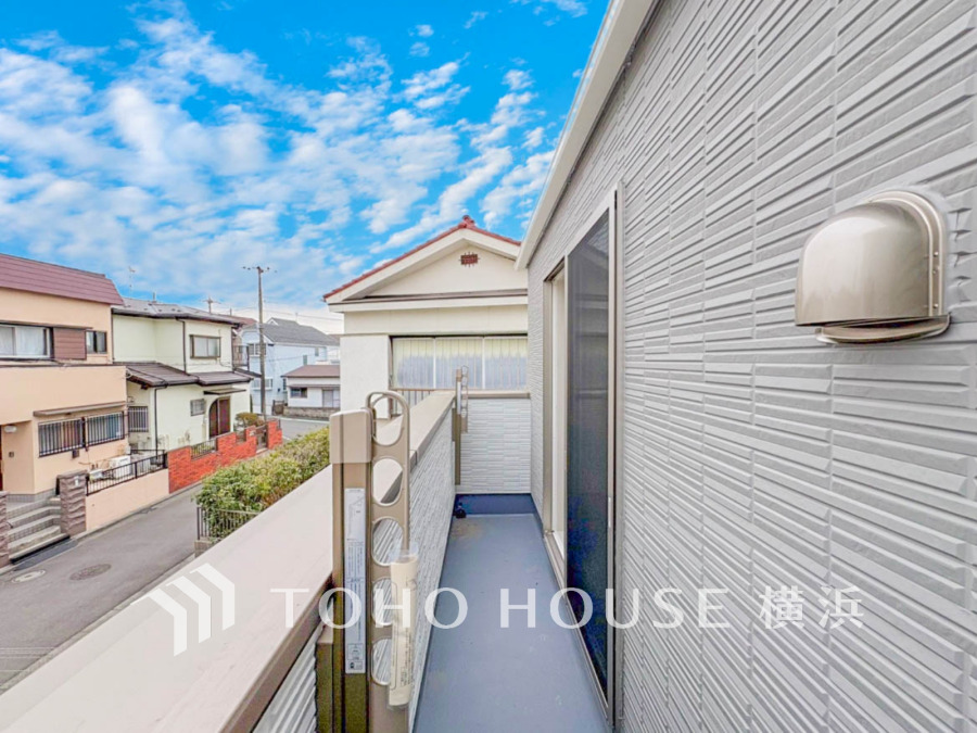 陽射しと風を感じるゆとりあるバルコニー。洗濯物干しに便利な設備も備え、快適な暮らしをサポートします。