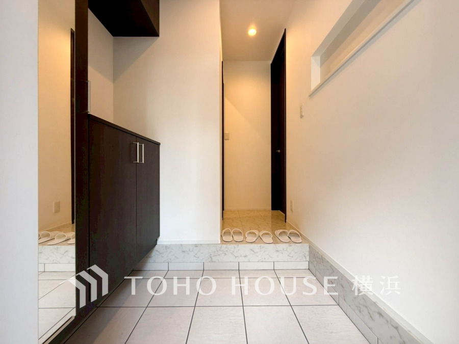 お客様をお迎えする玄関は落ち着いた雰囲気。帰り着くたびに洗練されたテイストの空間に迎えられ誇りと喜びを感じる玄関まわりです。 