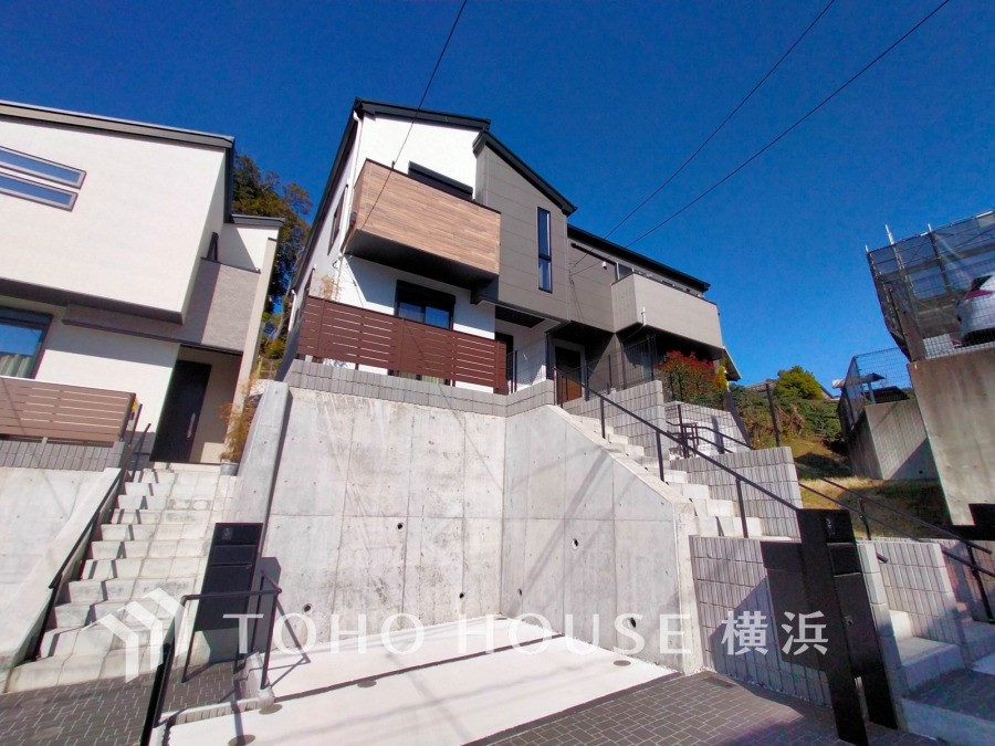 ふりそそぐ陽射しと開放的な空間形成。青空を背景に更なる美しさを醸す佇まい。暖かな陽光と爽やかな風がハーモニーを奏でる上質な空間を愉しむ暮らしがここにある。