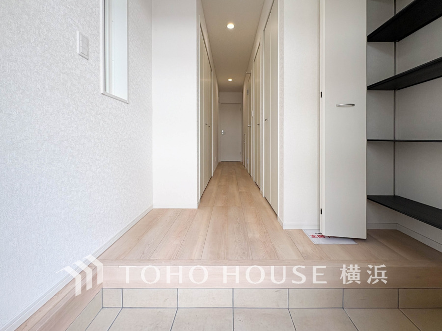 明るく広々とした玄関ホール。充実した収納スペースで、スッキリとした暮らしを実現します。