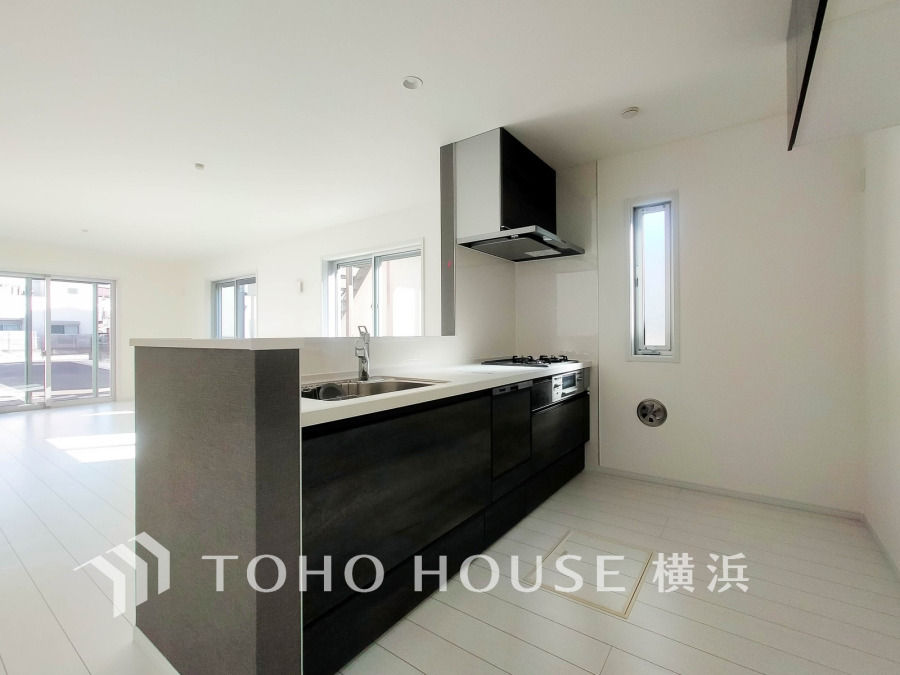 プライベートスペースを彩るインテリアとしての美と、快適な日常を支える機能性と強さがひとつになったキッチンです。開放的な対面カウンターキッチンはリビングと一体感のある空間。