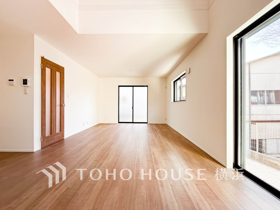 たっぷりの自然光が差し込む、広々とした20帖のLDK空間。