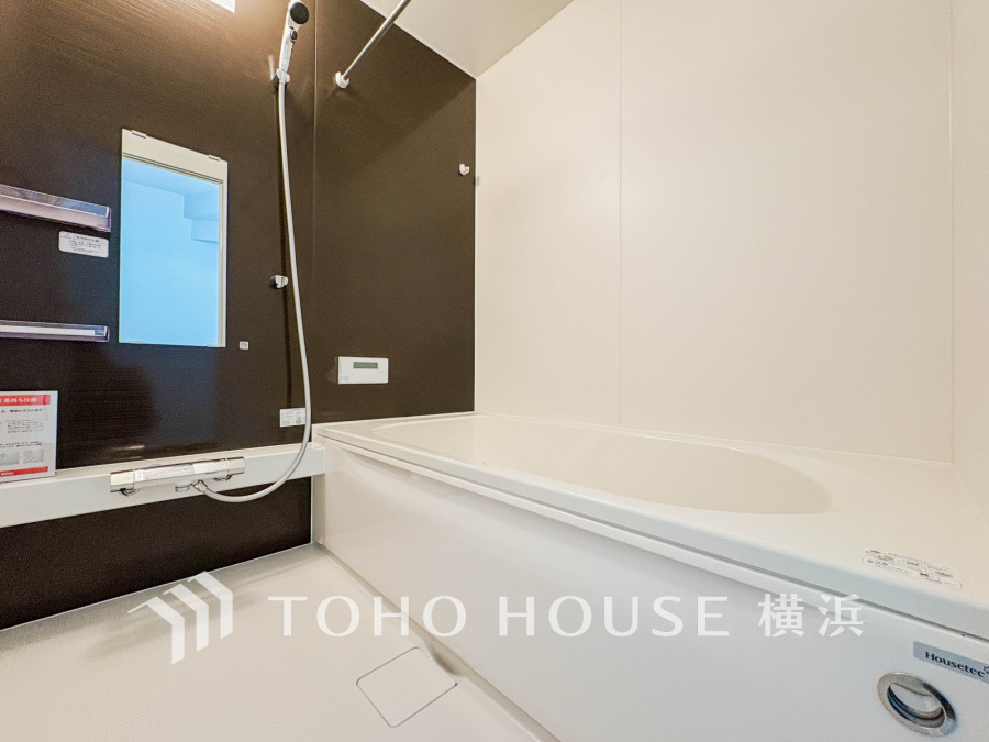 1日の疲れを癒すバスルームは、心地よいリラックスを叶える清潔感溢れる美しい空間です。心からゆったりと寛いでいただけるよう、ゆとりのスペースを確保してます。