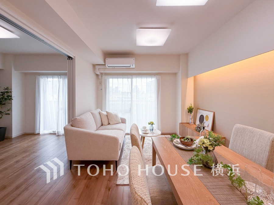 光と風が溢れる開放的なリビングダイニングには自然と家族みんなが集まってきます。明るく穏やかな空気の中で飲んだり、食べたり、笑ったり。