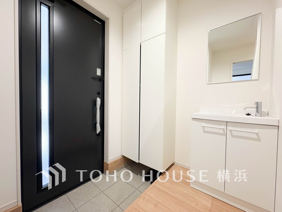 清潔感あふれる玄関はたっぷりの収納と洗面台付きで毎日の身支度も快適に行えます。