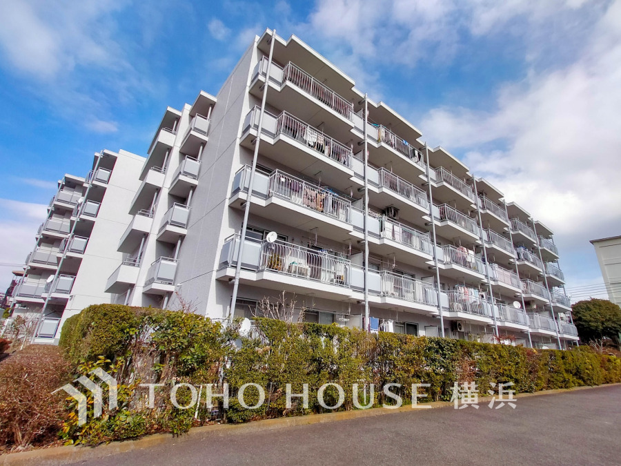 時代の流れに惑わされないシックなカラートーンで街並みに溶け込む外観は、主張し過ぎず、また平凡になり過ぎず絶妙なコントラストで輝きを放ちます。