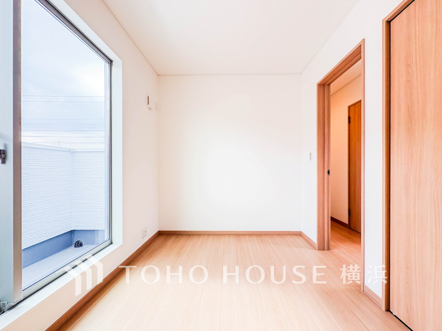 大きな窓からたっぷりと陽光が注がれる明るい空間。家族の成長に対応できる永住仕様の間取り。時を忘れて過ごす場所として過ごせるお部屋。