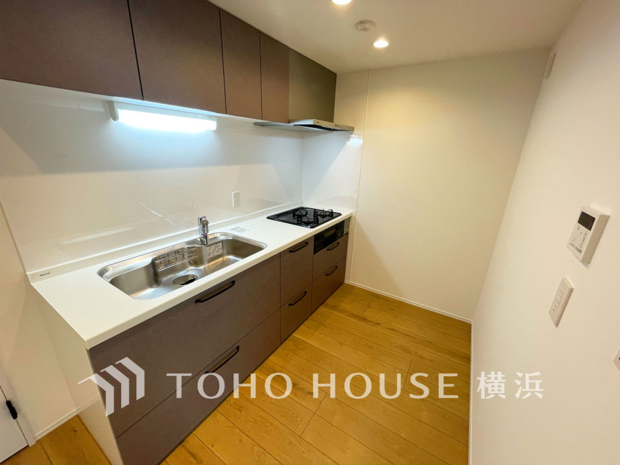 作業に集中しやすい独立型のキッチン。大型の冷蔵庫やカップボードを配置しても充分な広さを確保しております。
