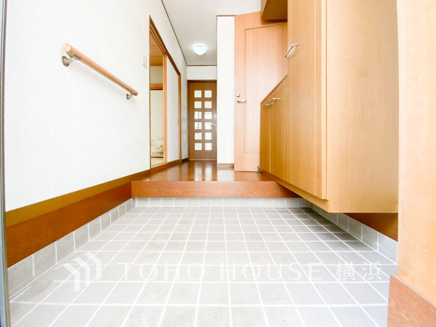 お客様をお迎えする玄関は落ち着いた雰囲気。帰り着くたびに洗練されたテイストの空間に迎えられ誇りと喜びを感じる玄関まわりです。