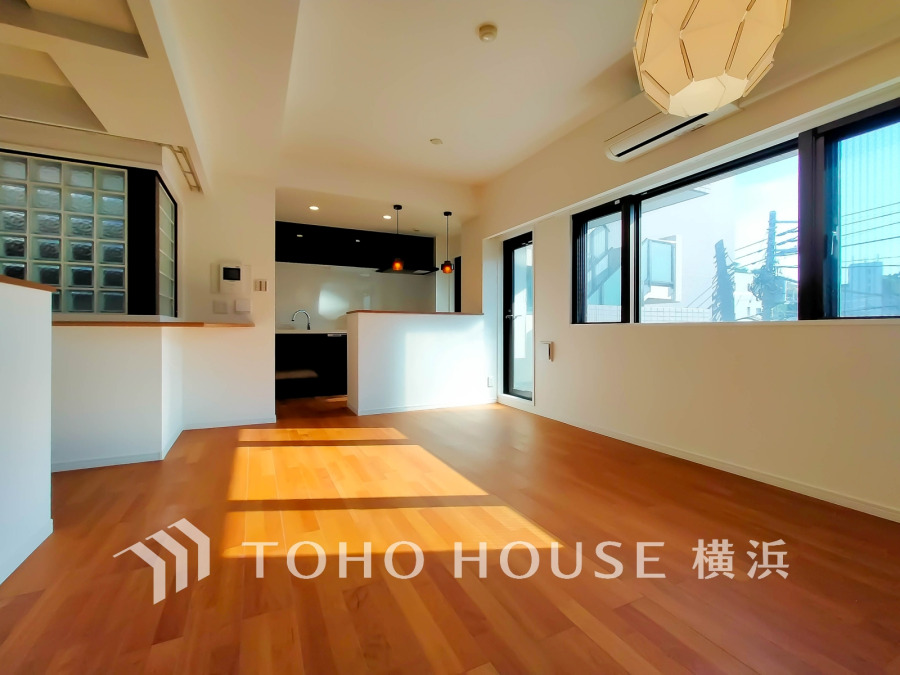 19.1帖の開放的なLDKには嬉しい床暖房付き。豊かな陽光が注ぎ込む明るく開放的な空間。