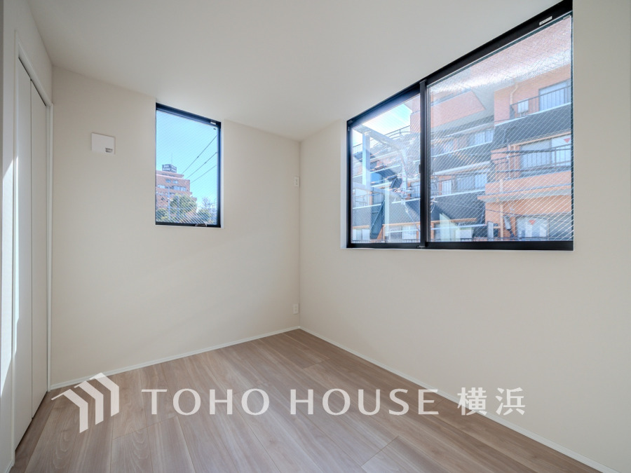 ひとりの時間をゆったり過ごしたり、静かな環境で趣味に打ち込んだり、自分時間を快適に過ごすプライベートルーム。大きな窓で彩られた空間は、心地よい風と伸びやかな眺めを愉しむ特等席に。