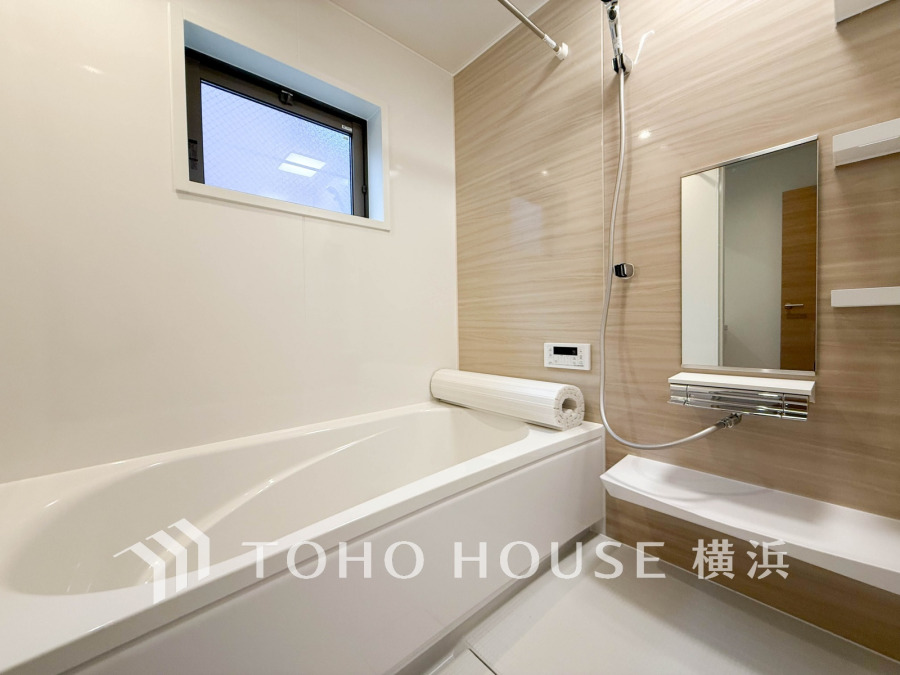 1日の疲れを癒すバスルームは、心地よいリラックスを叶える清潔感溢れる美しい空間です。心からゆったりと寛いでいただけるよう、ゆとりのスペースを確保してます。