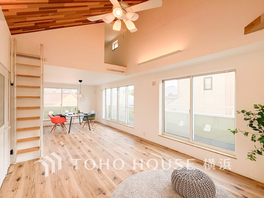 光と風があふれる開放的なリビングダイニングには自然と家族みんなが集まってきます。明るく穏やかな空気のなかで飲んだり、食べたり、笑ったり。