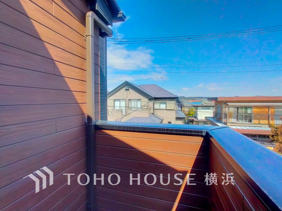 たっぷりの陽光が差し込むバルコニー。健やかな暮らしを守る太陽の恵みを存分に享受できます。爽やかな風と暖かな陽射しが紡ぐハーモニーが日々の暮らしのBGMになることでしょう。