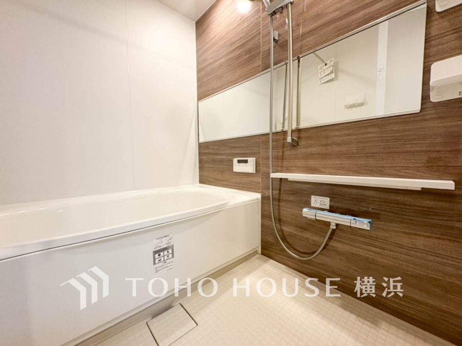 木目調パネルが温かみを演出する清潔感あふれる浴室。ゆったりとしたバスタブでリラックスできます。