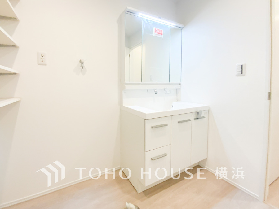十分な大きさの洗面台は収納もさる事ながら、身だしなみチェックや歯磨きなど、朝の慌ただしい時間でもホテルライクなスペースで余裕とゆとりを感じて頂けます。
