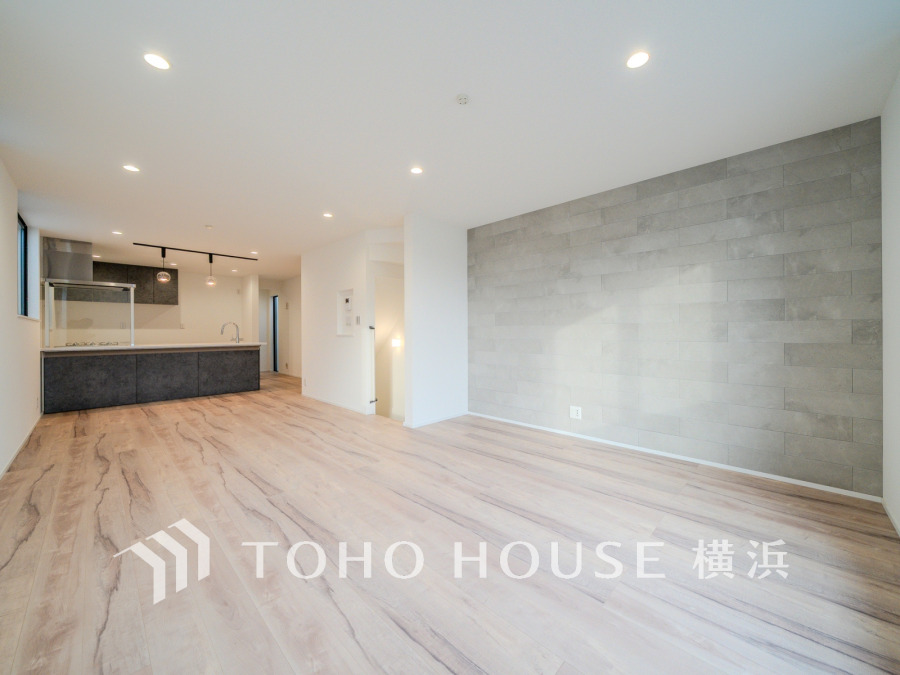 開放的な空間が広がるLDKは21.5帖の大空間。室内には豊かな陽光が注ぎ込み、爽やかな住空間を演出。
