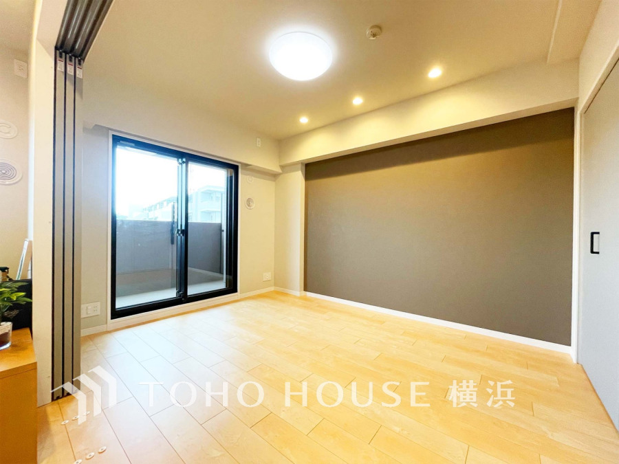 ひとりの時間をゆったり過ごしたり、静かな環境で趣味に打ち込んだり、自分時間を快適に過ごすプライベートルーム。大きな窓で彩られた空間は、心地よい風と伸びやかな眺めを愉しむ特等席に。