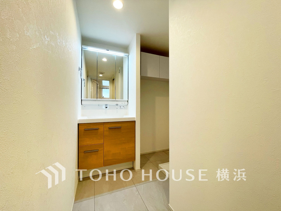 新規交換された洗面化粧台は美しく使いやすい機能が備えられています。