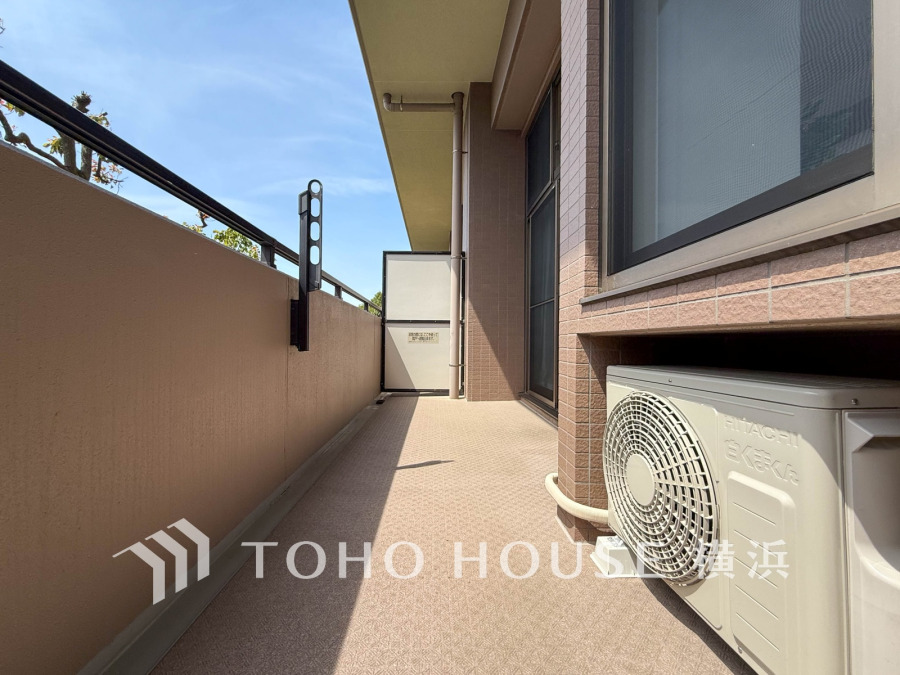 陽当たり良好で洗濯物も快適に干せる、ゆったりとしたバルコニー空間です。