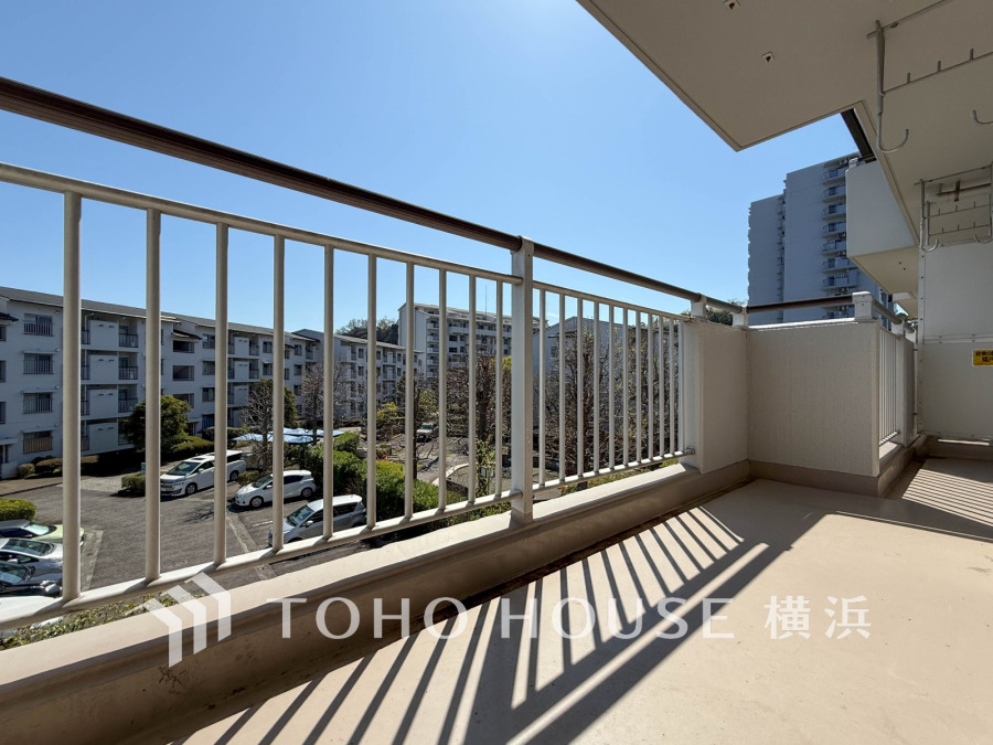 ずっと太陽を感じる事ができるのは、遮るものが視界に無いから。彼方に広がる風景が絵画のように広がります。