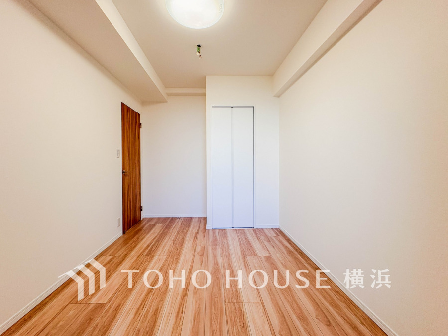 木目調の床が温かみを演出する、シンプルで使いやすい洋室。収納付きで暮らしやすさも充実。