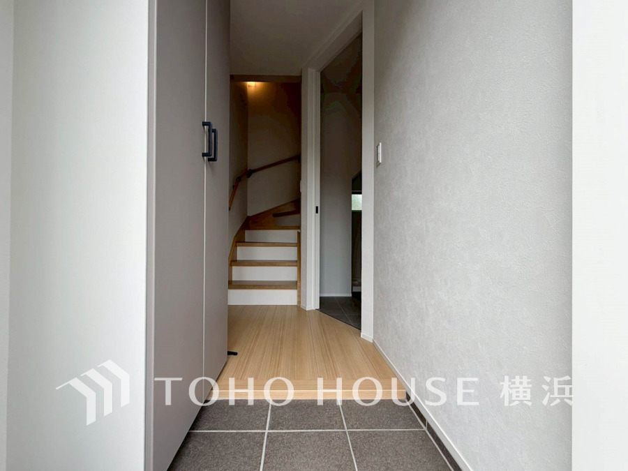上質感漂う玄関と廊下。居住者の帰り、訪れる方を優しく迎える・安らぎに満ちた生活空間を予感させる。健やかな暮らしを楽しめることでしょう。