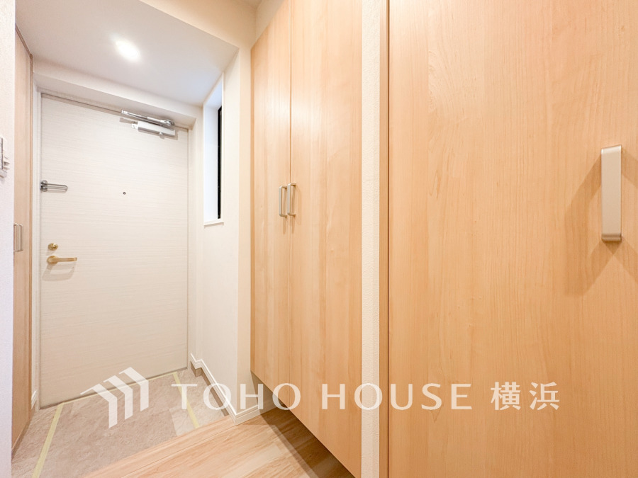 トールサイズのシューズボックスを設置した玄関スペース。
