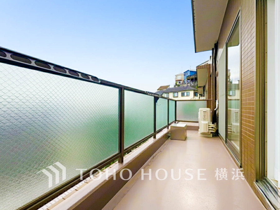 広いバルコニーは、暮らしの中での光と風を演出してくれています。見事なまでの開放的な空間をお楽しみください。