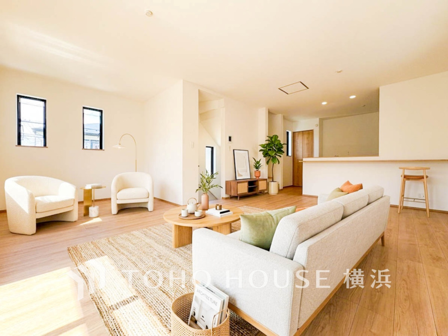 上質な時間を育む暮らしのメインステージ。寛ぎとコミュニケーションを育む居心地のよい場所。ここで楽しむ家族の時間が絆をより深めてくれそうです。（装飾品はAI加工です）