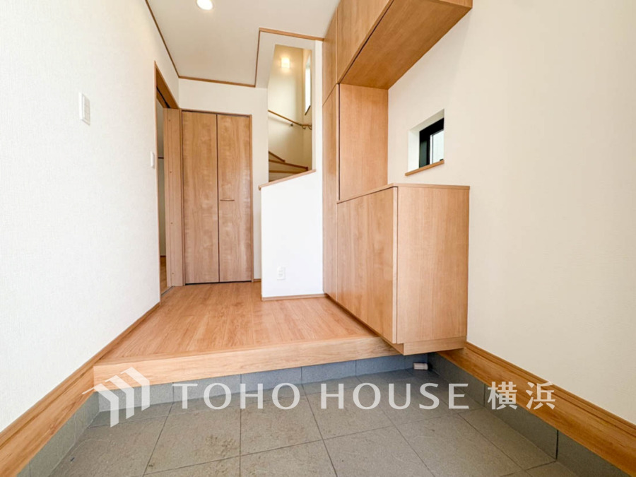 清潔感溢れる玄関がお出迎えする本邸宅の物語は、ここから始まる日常を期待させます。この場所には「希望」と「優越」で包み込んでくれる「特別」な空間があります。