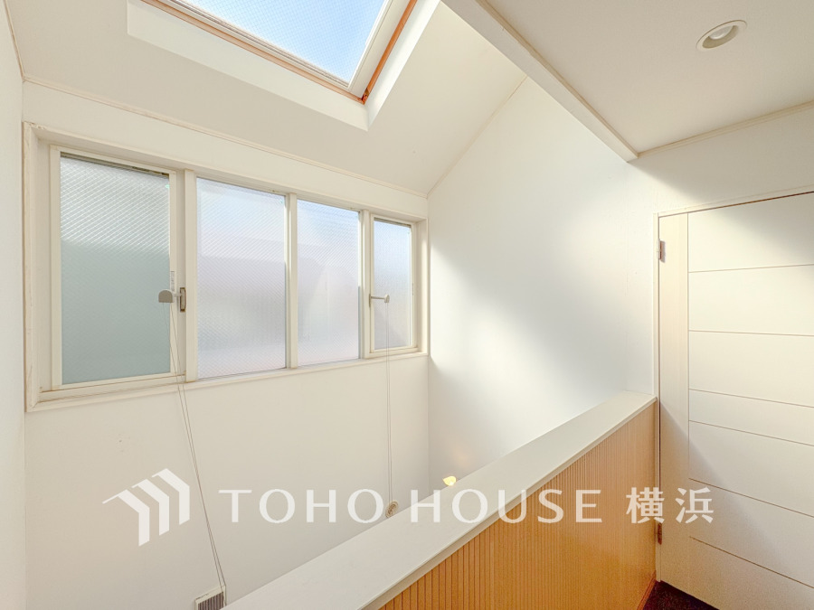 明るく開放的な空間を演出する吹抜。たっぷり光も入り心地よい空間で過ごせます。