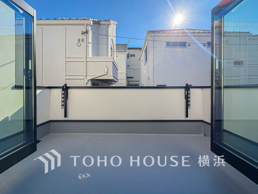 暮らしの中で光と風を演出してくれるバルコニー、見事なまでの開放的な空間を演出しながら、プライベート性も確保された空間は我が家の自慢です。