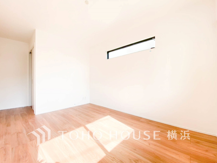 穏やかな風と陽光を導き、プライバシーに配慮された設計プランを採用し、居住性を一段と心地よいものにしています。明るく開放的な空間を演出しております
