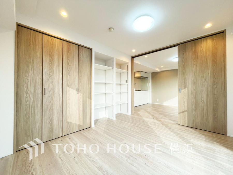 豊かな光が照らすこの場所は、たわいもない会話を楽しみ、ゆったりとした時間を過ごす場所。この場所から、家族の記憶が紡がれるでしょう。