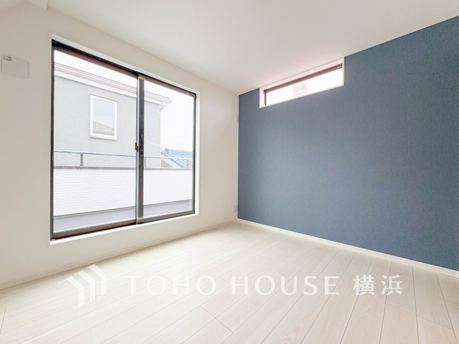 穏やかな風と陽光を導き、プライバシーに配慮された設計プランを採用し、居住性を一段と心地よいものにしています。明るく開放的な空間を演出しております。