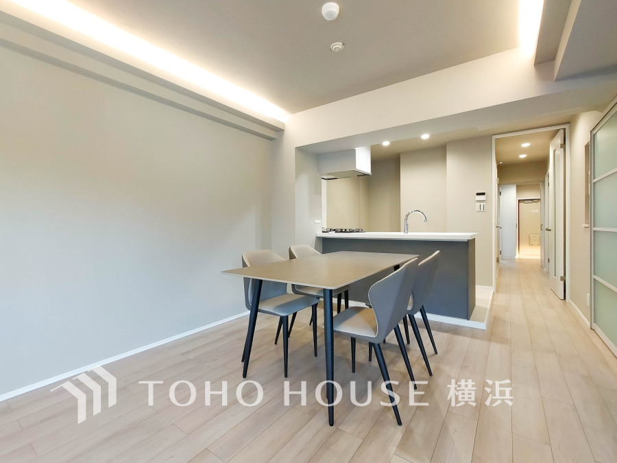 穏やかな時間の流れを楽しみ、寛ぎと笑顔が溢れるリビング。会話を楽しみ、ご家族の何気ない日常にいつもあたたかな幸せの花を添えます。