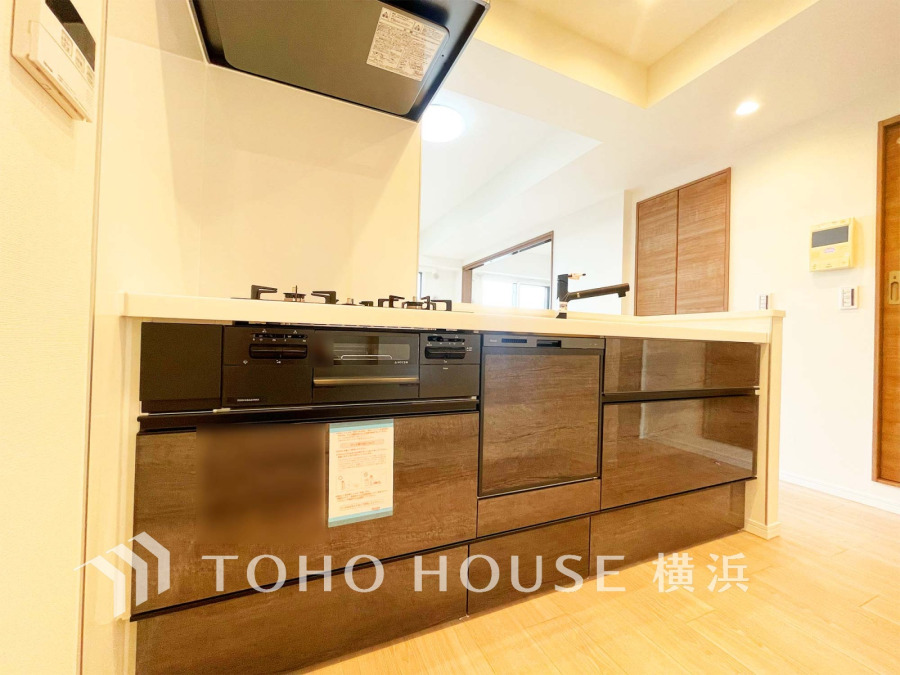 スタイリッシュなデザインのシステムキッチン。収納豊富で使い勝手が良く、家事効率を高める設備が充実しています。