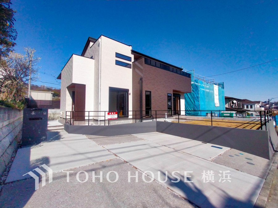 ふりそそぐ陽射しと開放的な空間形成。青空を背景に更なる美しさを醸す佇まい。暖かな陽光と爽やかな風がハーモニーを奏でる上質な空間を愉しむ暮らしがここにある。