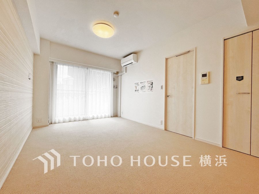 和やかで洗練された空間の演出。寛ぎとコミュニケーションを育む居心地のよい場所。やわらかな陽射しが降り注ぎ、室内に開放感と爽快感をもたらします。