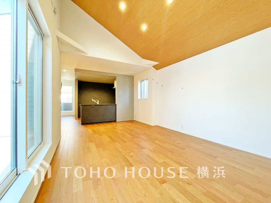 柔らかな光が広がり、デザインされた美しい内装が織り成す家族の集う場所。楽しい会話やさまざまな時が織りなすご家族の時間が丁寧に紡がれていく大切な空間。