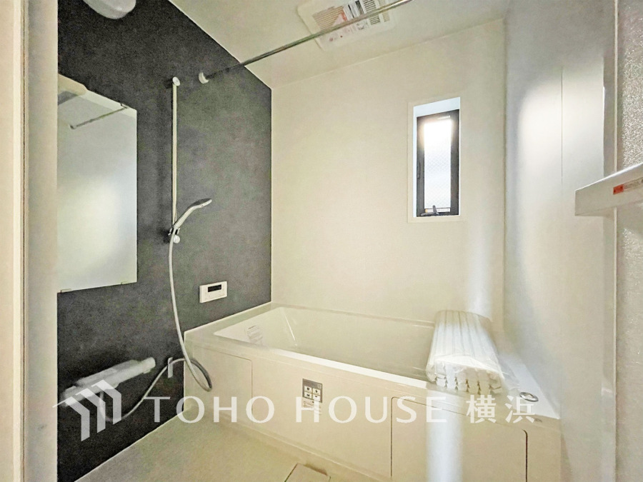 上質が感じられる質感とカラーリングで、清潔な空間美を実現。一日の疲れが癒される優雅なバスタイムを堪能できるゆとりあるバスルームです。