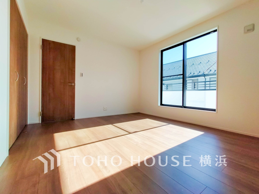 バルコニーに面した明るい空間。8.5帖のゆとりとたっぷりの収納を備えています。