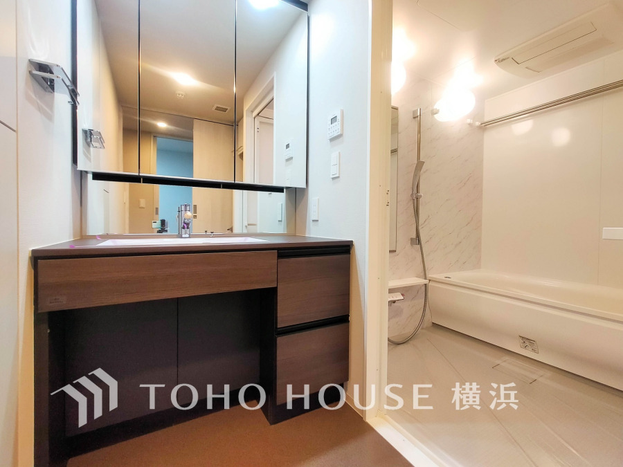 落ち着いた色使いのパウダールームはドレッシーな雰囲気で、上質を感じられる空間。朝晩のケアをする大切な場所だからこそ、ゆったりした落ち着きと清潔感を持たせました。