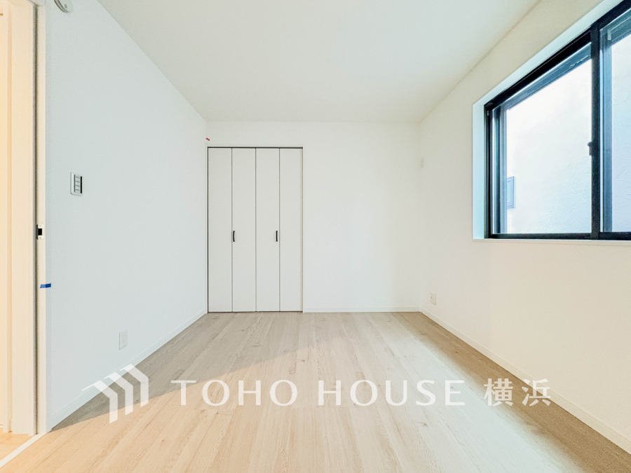 自然光がたっぷり入る明るい洋室。シンプルな白壁とナチュラルな床材で、自由にコーディネート可能です。