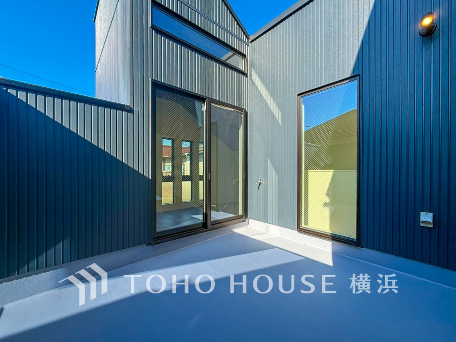 広々としたオープンエア空間が開放感あふれる毎日を演出。プライバシーが保たれた快適空間です。
